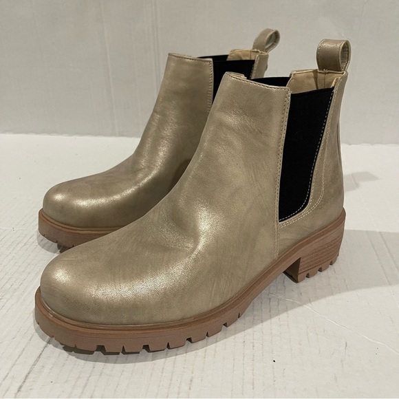 Women’s Seven7 Tan Metallic Pull On Chelsea Boots Size 10 US! - Picture 3 of 10